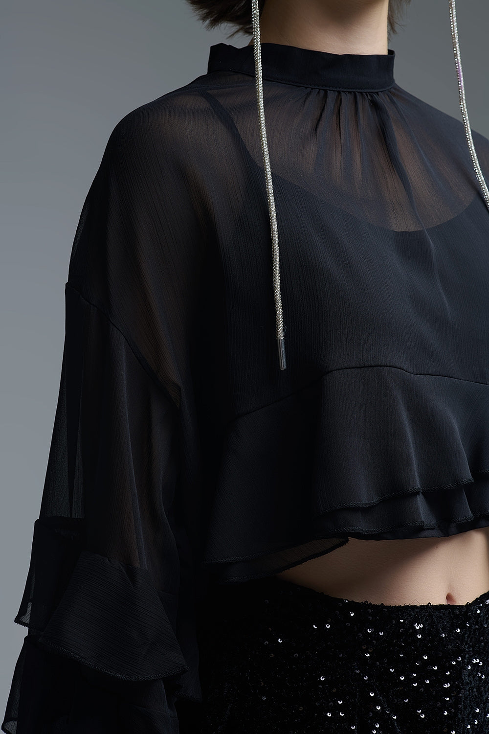 Camicetta nera a mantella in chiffon con ruches