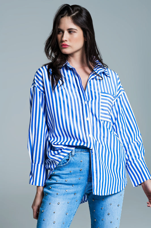 Q2 Camicetta oversize bianca a righe verticali blu con taschino sul petto