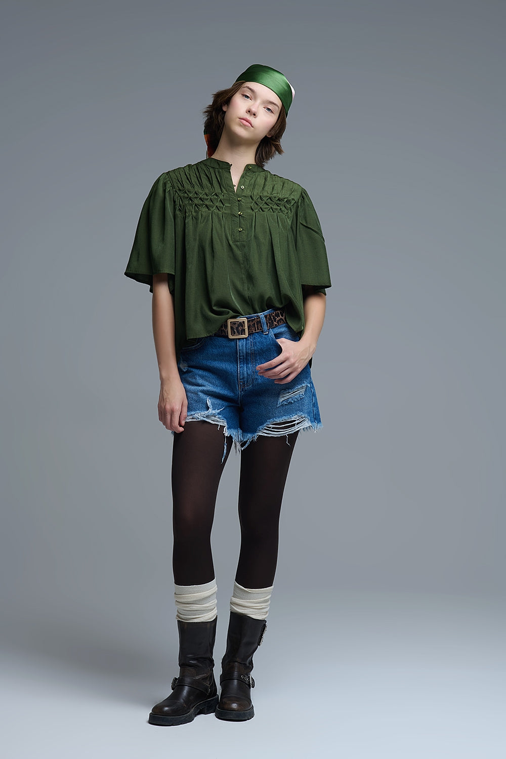 Camicetta verde rilassata in stile boho con dettagli ricamati