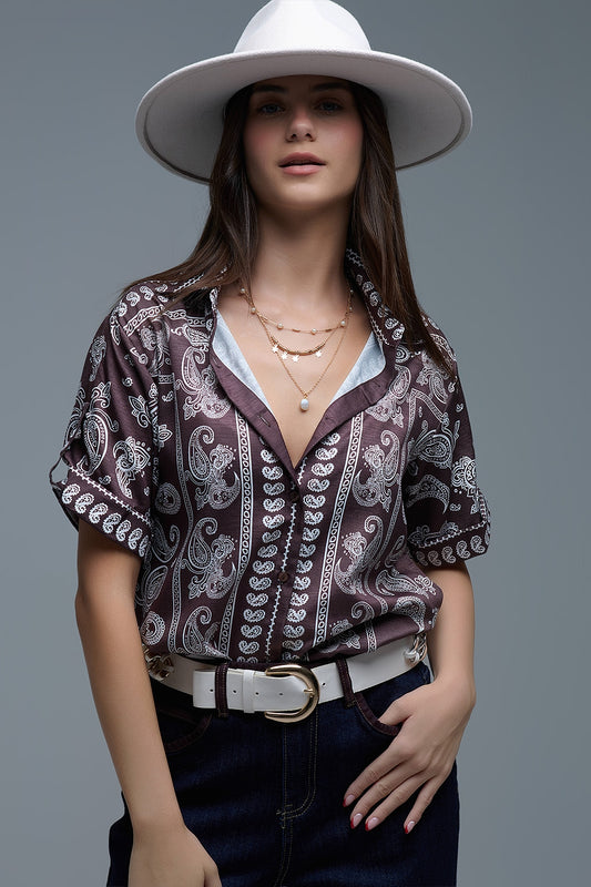 Q2 Camicia a maniche corte con stampa Paisley in marrone