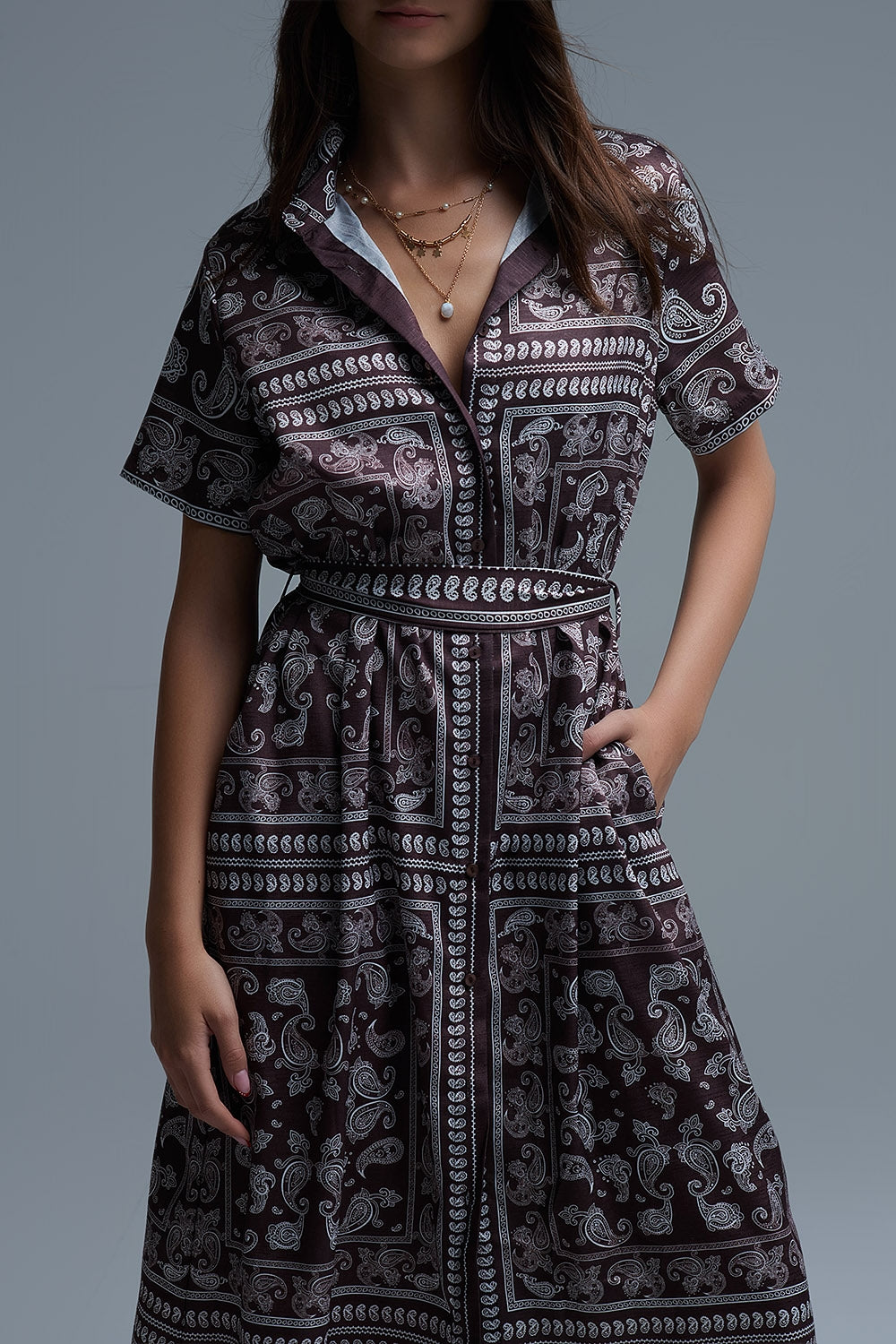 Camicia a maniche corte con stampa Paisley in marrone