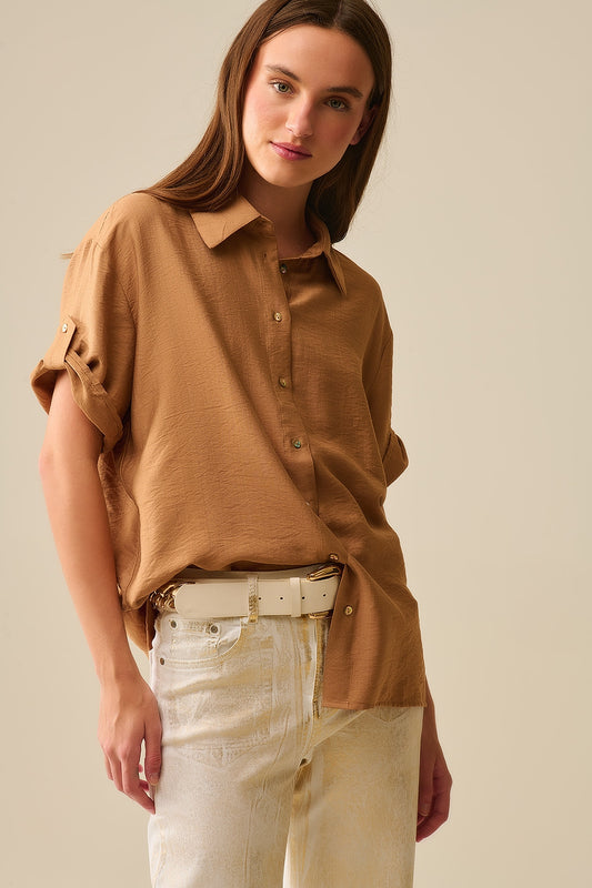 Q2 Camicia a maniche corte rilassata color cammello con bottoni dorati