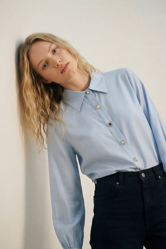 Q2 Camicia a maniche lunghe in raso azzurro con bottoni e due bottoni sui polsini