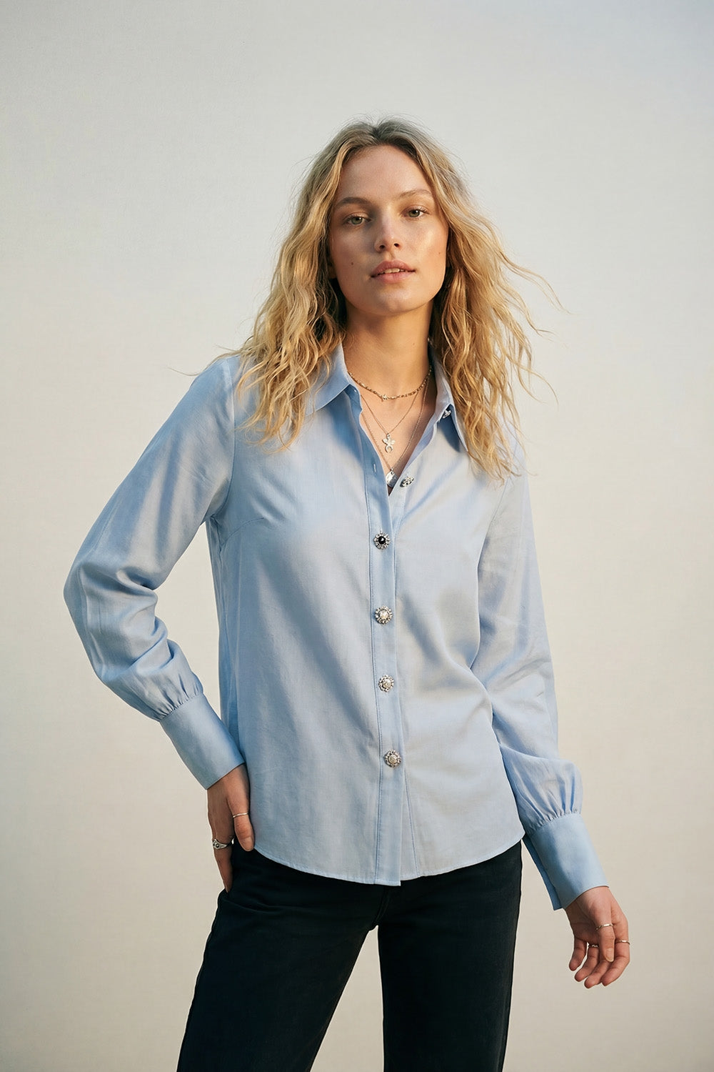 Camicia a maniche lunghe in raso azzurro con bottoni e due bottoni sui polsini