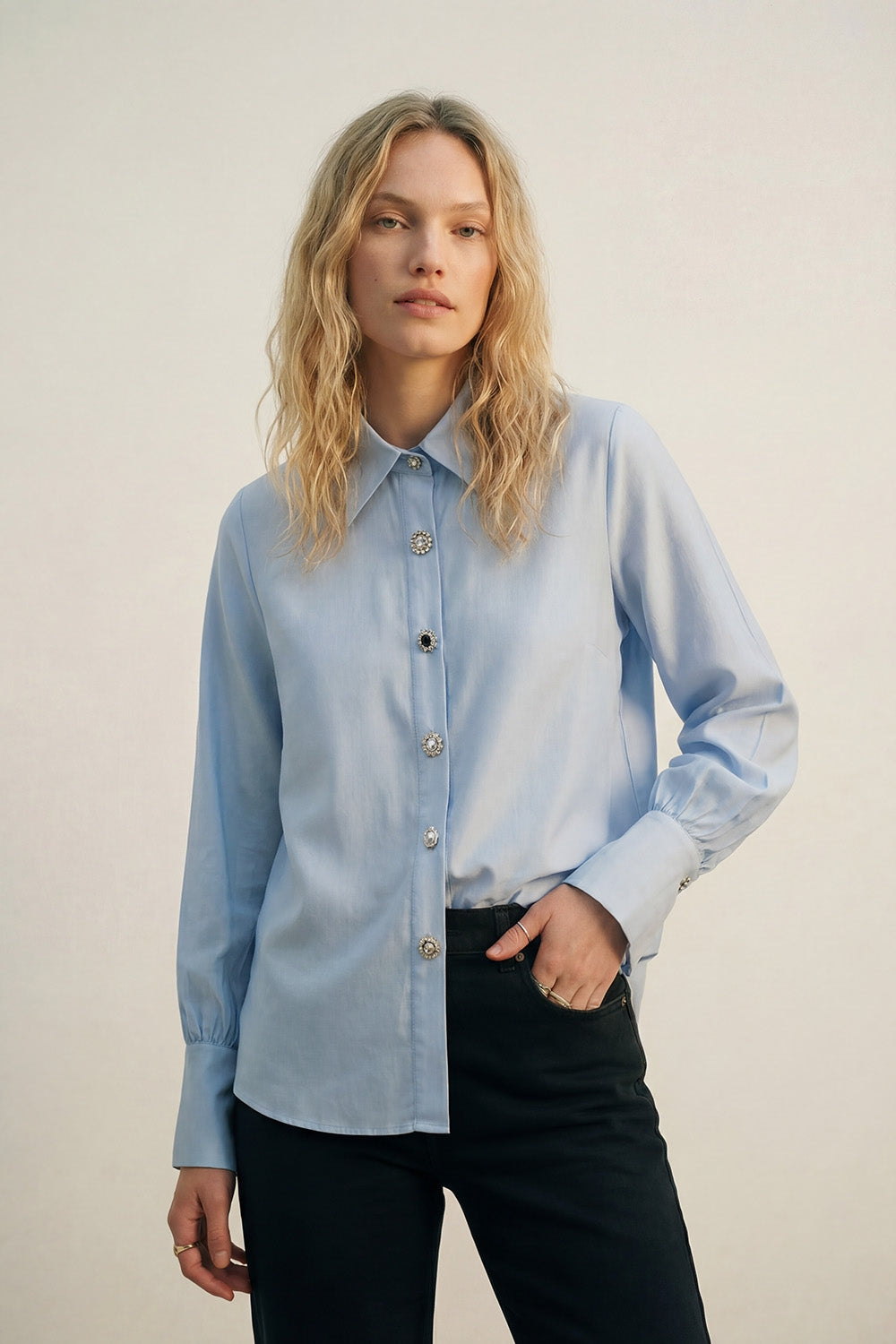 Camicia a maniche lunghe in raso azzurro con bottoni e due bottoni sui polsini