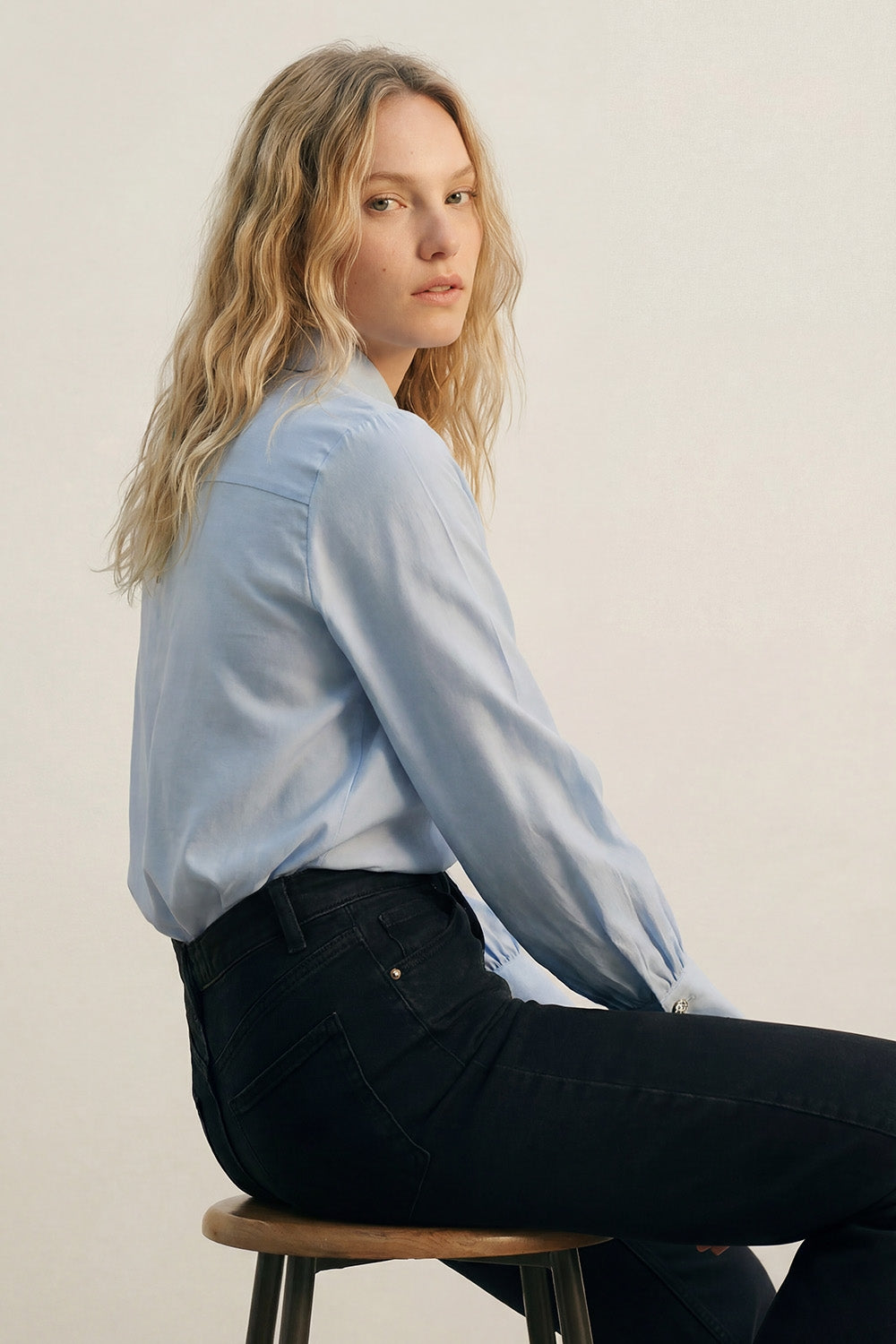 Camicia a maniche lunghe in raso azzurro con bottoni e due bottoni sui polsini