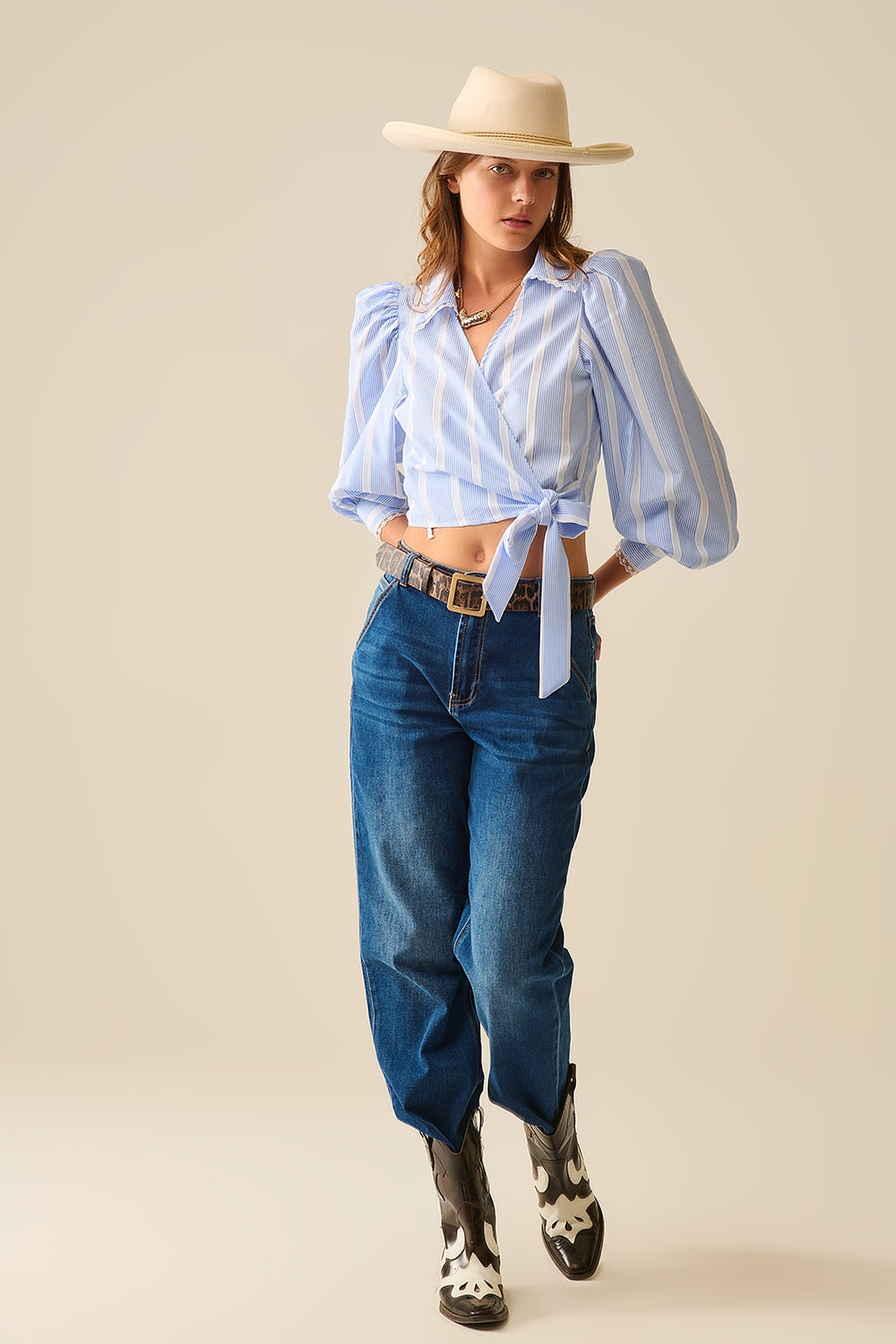 Camicia a righe avvolgenti blu e bianche con dettagli in pizzo