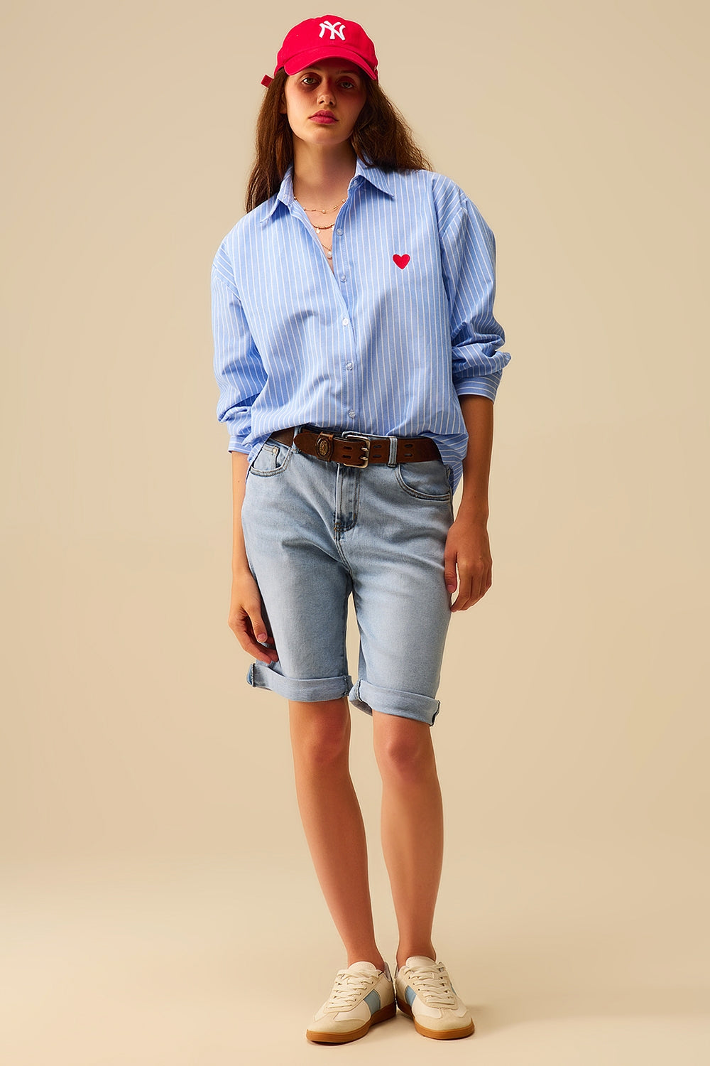 Camicia a righe blu con ricamo a cuore rosso