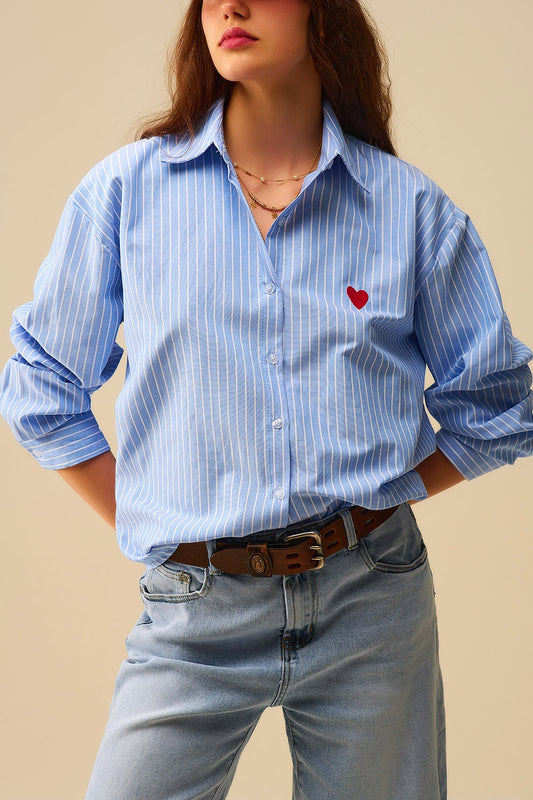 Q2 Camicia a righe blu con ricamo a cuore rosso