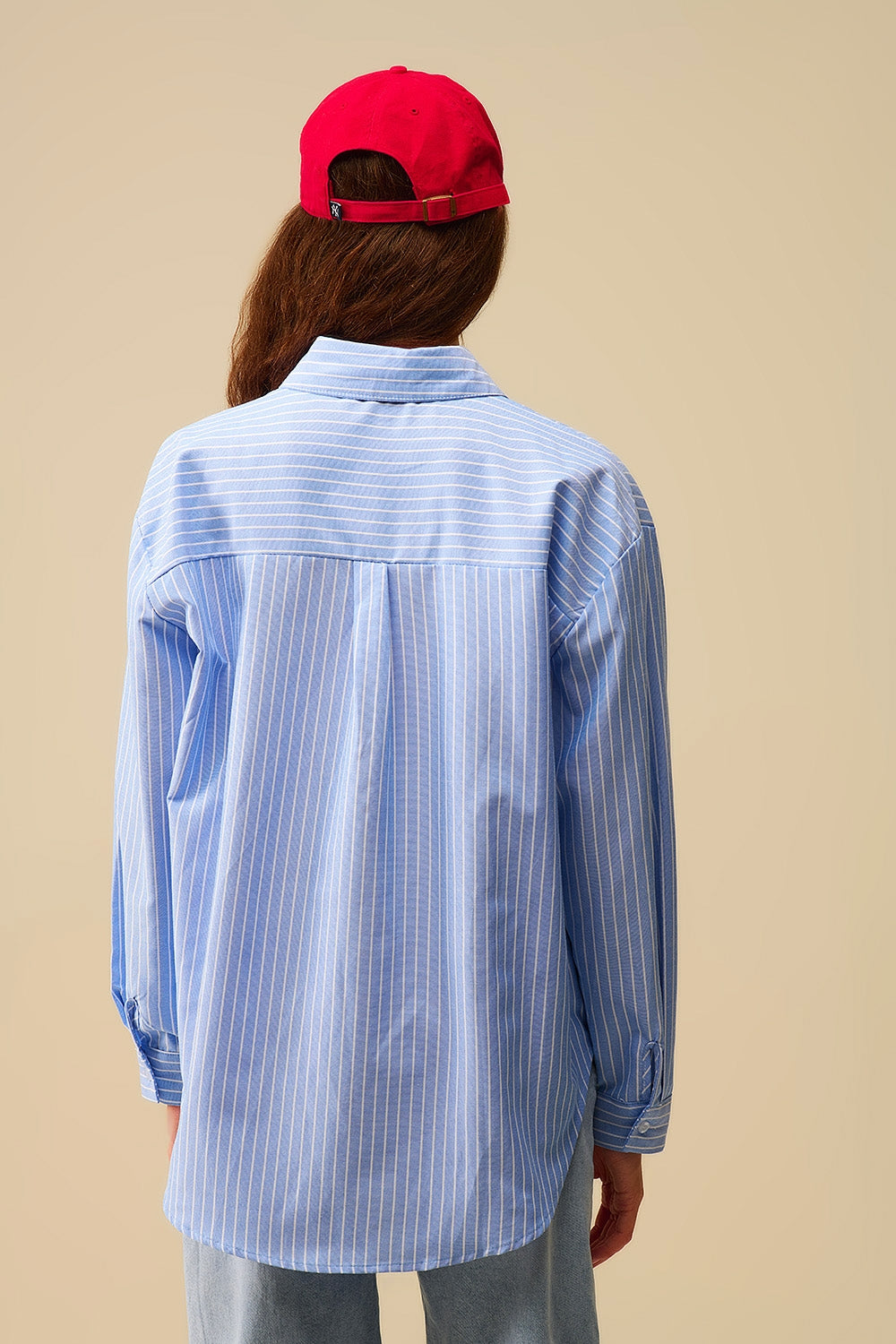 Camicia a righe blu con ricamo a cuore rosso