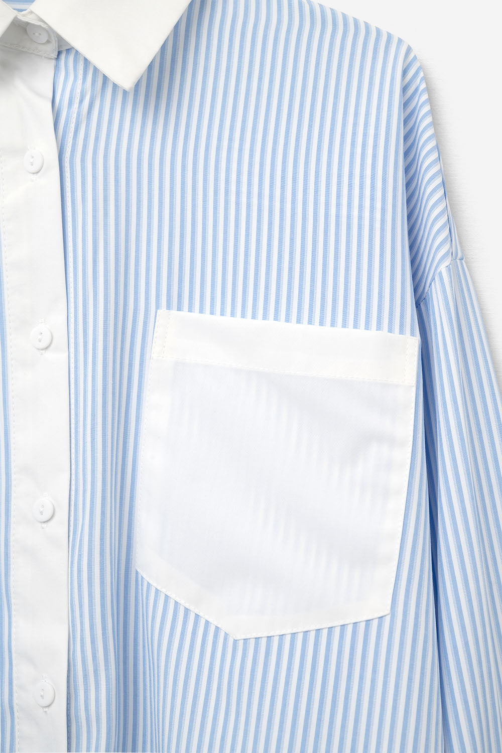 Camicia a righe blu con tasca e colletto bianco