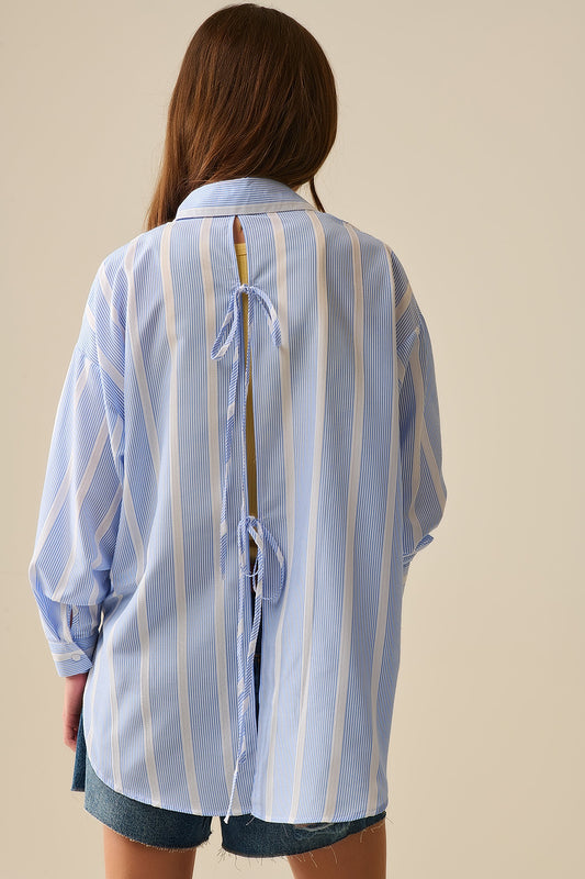 Q2 Camicia a righe blu e bianca dal taglio rilassato con cravatta sul retro