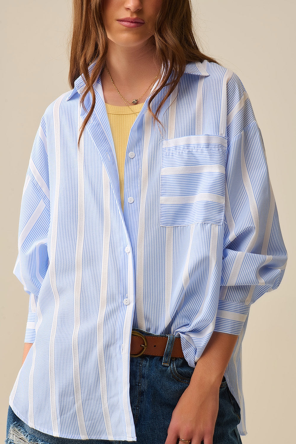 Camicia a righe blu e bianca dal taglio rilassato con cravatta sul retro
