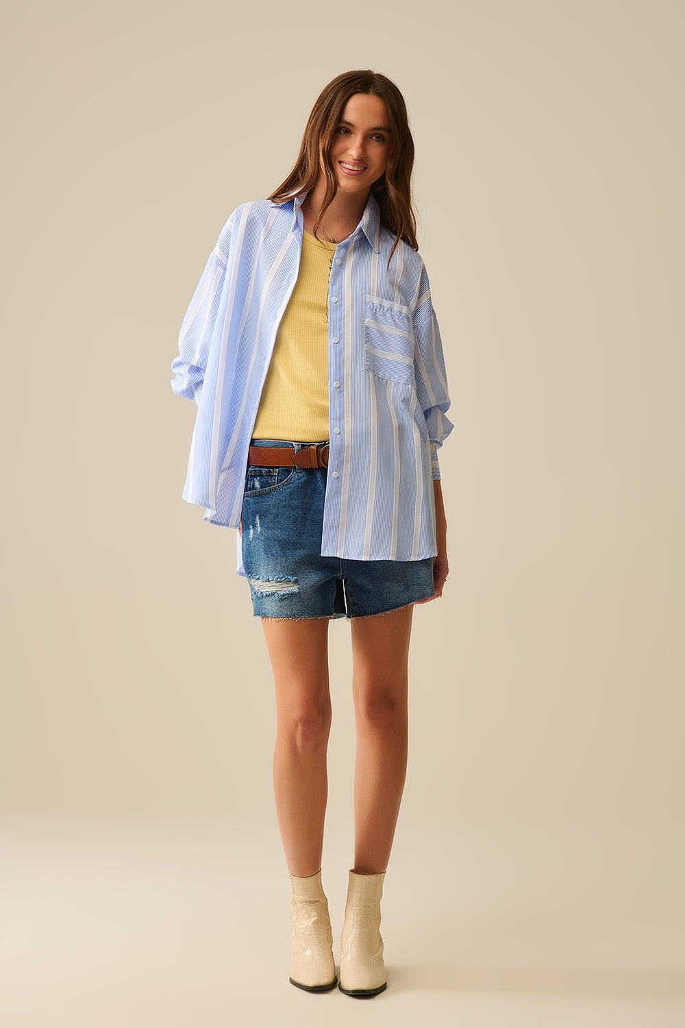 Camicia a righe blu e bianca dal taglio rilassato con cravatta sul retro