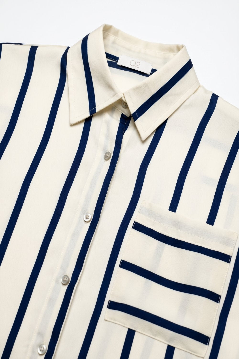Camicia a righe crema con vestibilità rilassata in tessuto satinato con tasca
