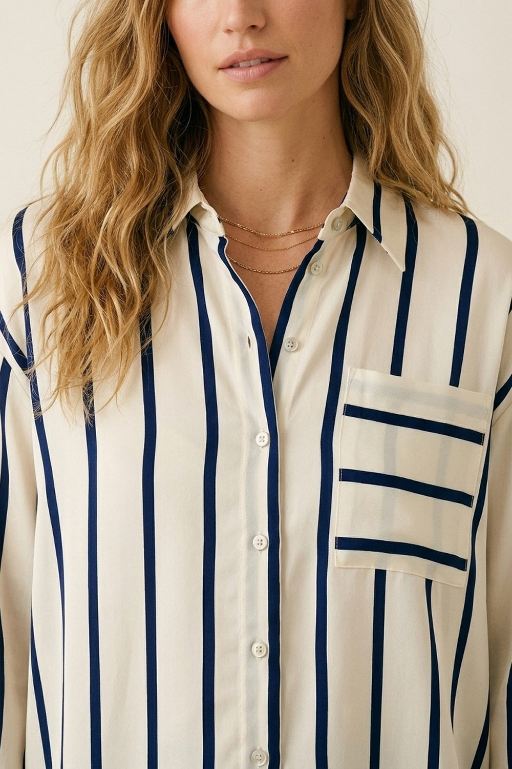 Camicia a righe crema con vestibilità rilassata in tessuto satinato con tasca