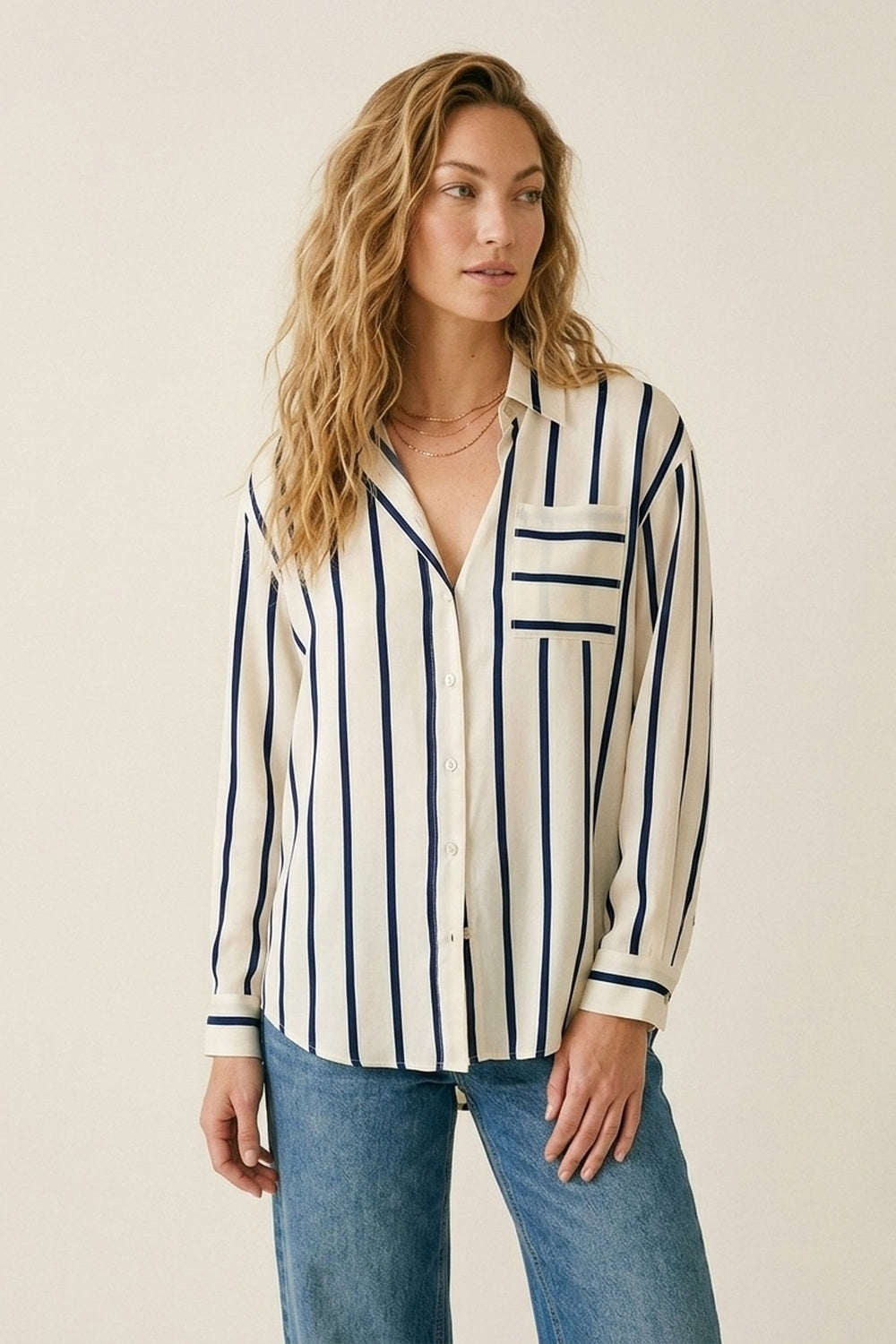 Camicia a righe crema con vestibilità rilassata in tessuto satinato con tasca