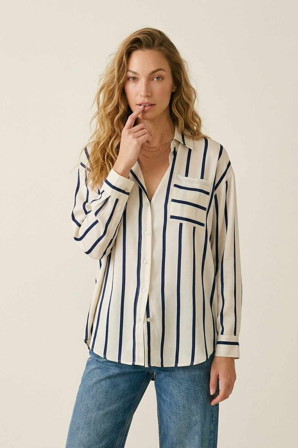 Camicia a righe crema con vestibilità rilassata in tessuto satinato con tasca