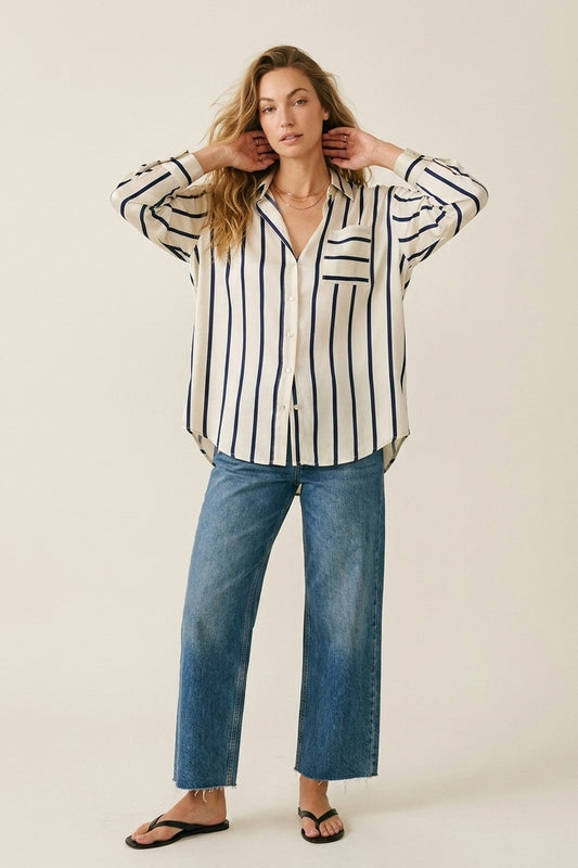 Q2 Camicia a righe crema con vestibilità rilassata in tessuto satinato con tasca