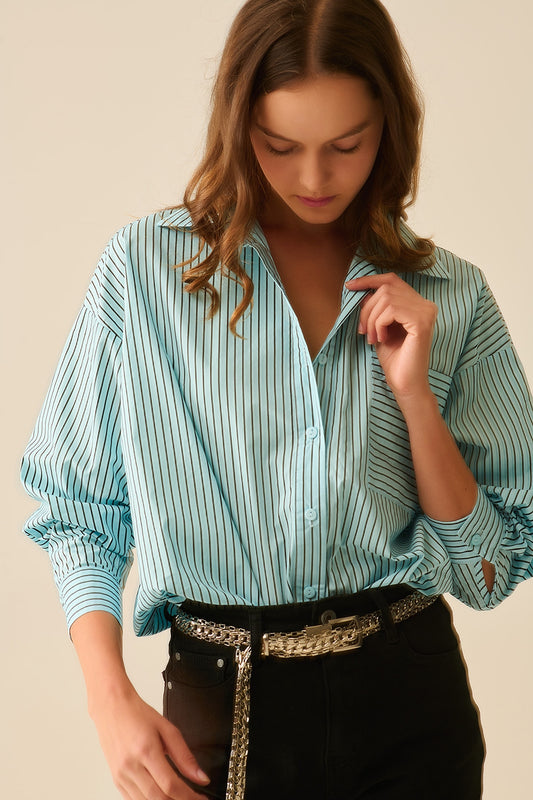 Q2 Camicia a righe oversize a vita alta con tasca sul petto in nero e blu