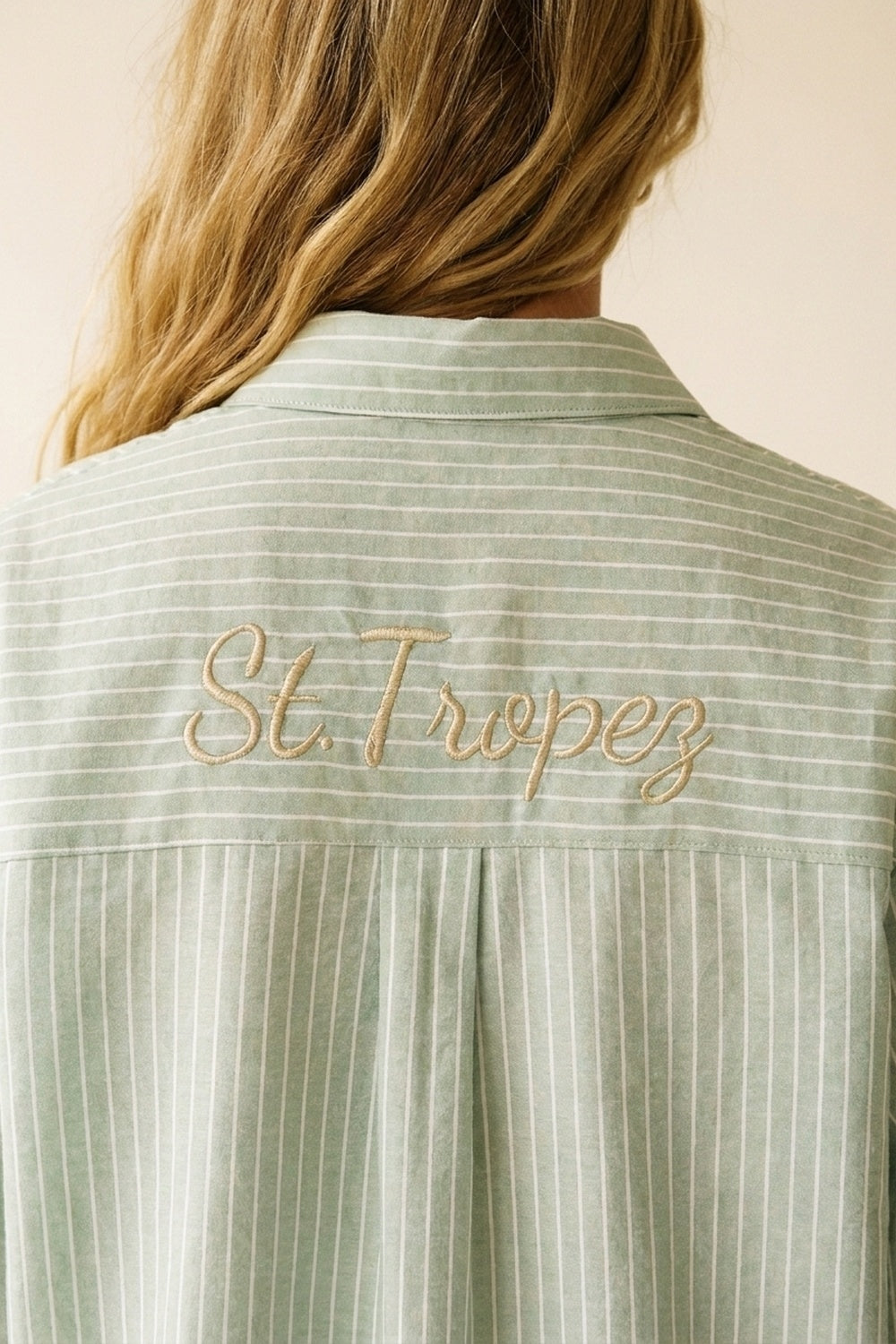 Camicia a righe verde chiaro con logo ricamato St. Tropez