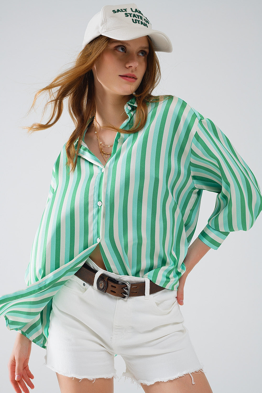 Camicia a righe verticali di colore verde di raso con chiusura a bottoni