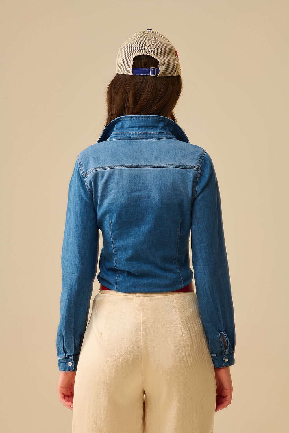 Camicia aderente in denim stretch con tasche sul petto