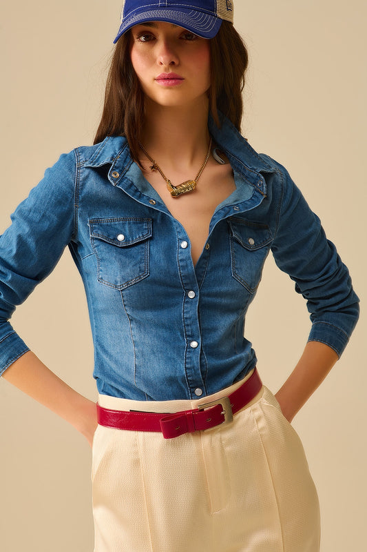 Q2 Camicia aderente in denim stretch con tasche sul petto