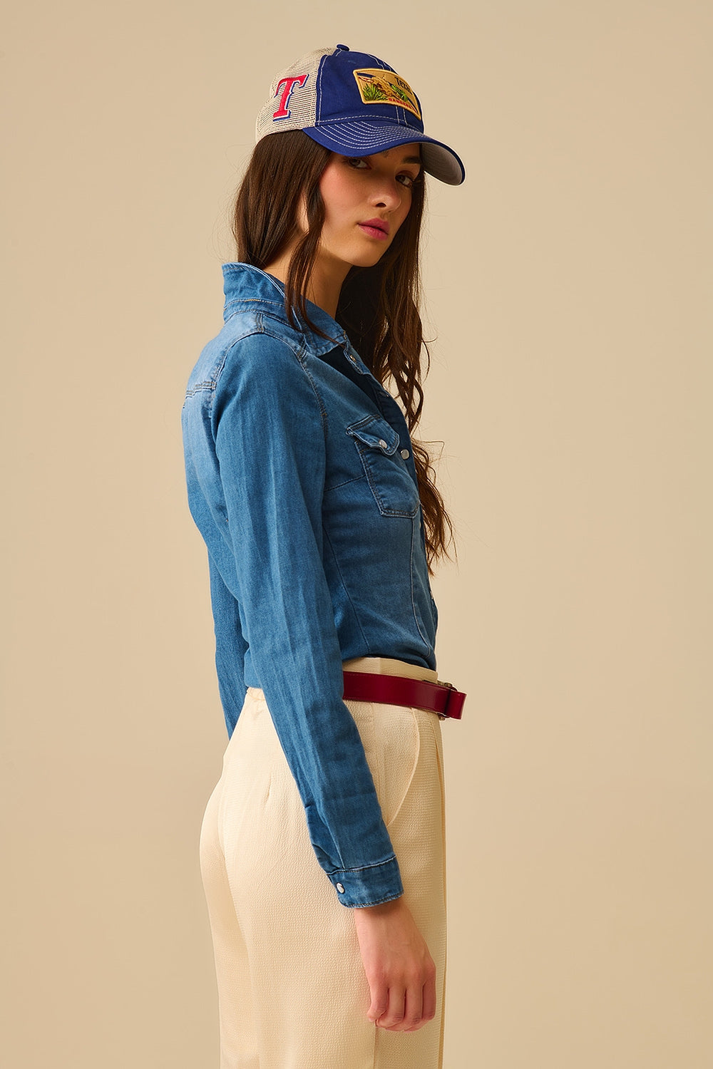 Camicia aderente in denim stretch con tasche sul petto