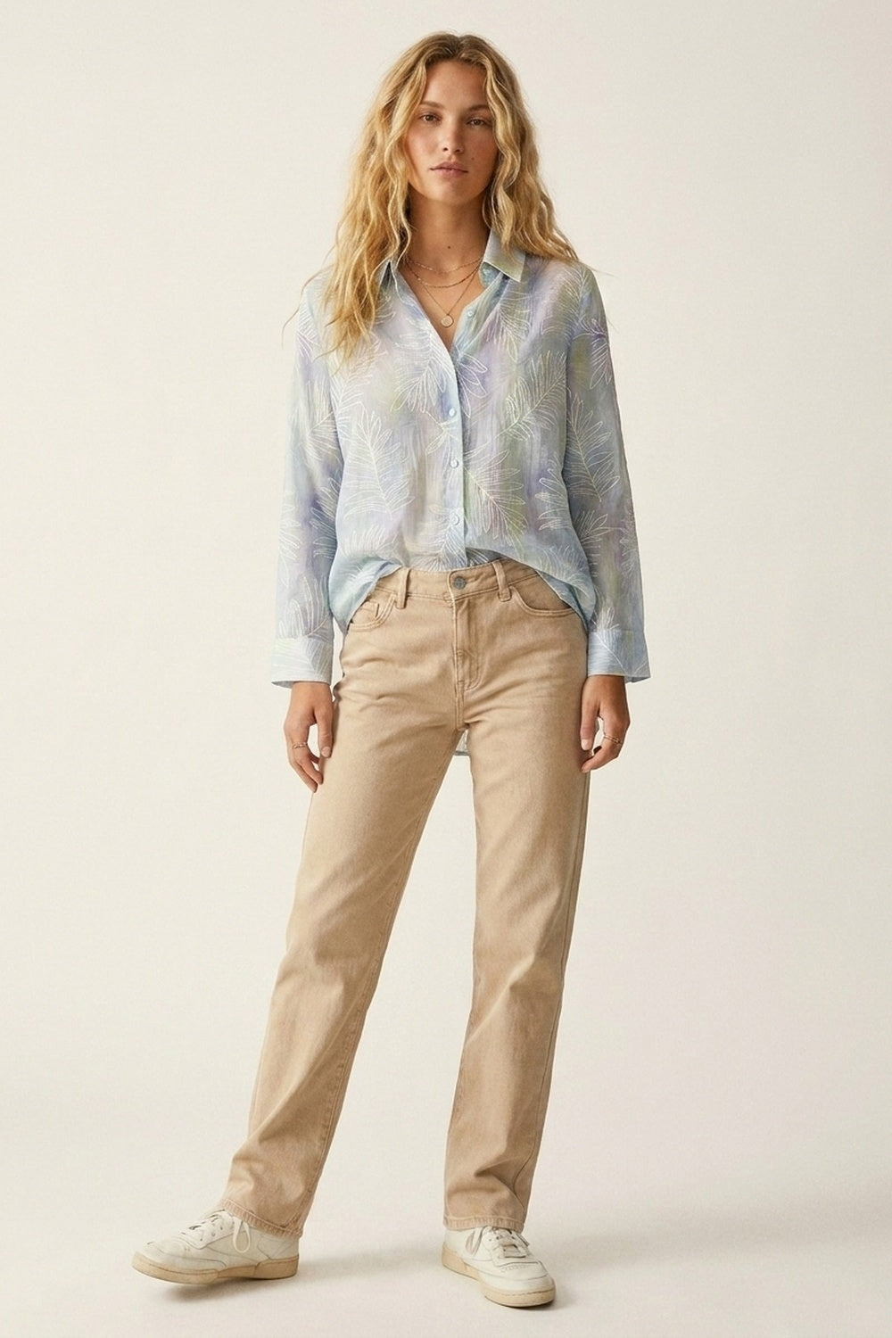 Camicia azzurra con stampa fogliare trasparente e tessuto traslucido