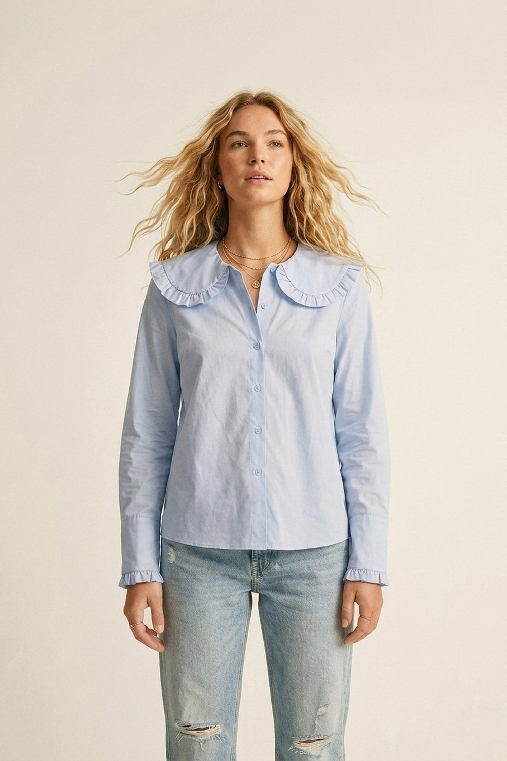 Camicia Azzurra in Popeline con Colletto a Balze Maniche Lunghe Vestibilità Regolare