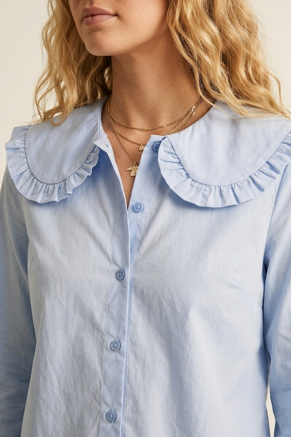 Camicia Azzurra in Popeline con Colletto a Balze Maniche Lunghe Vestibilità Regolare