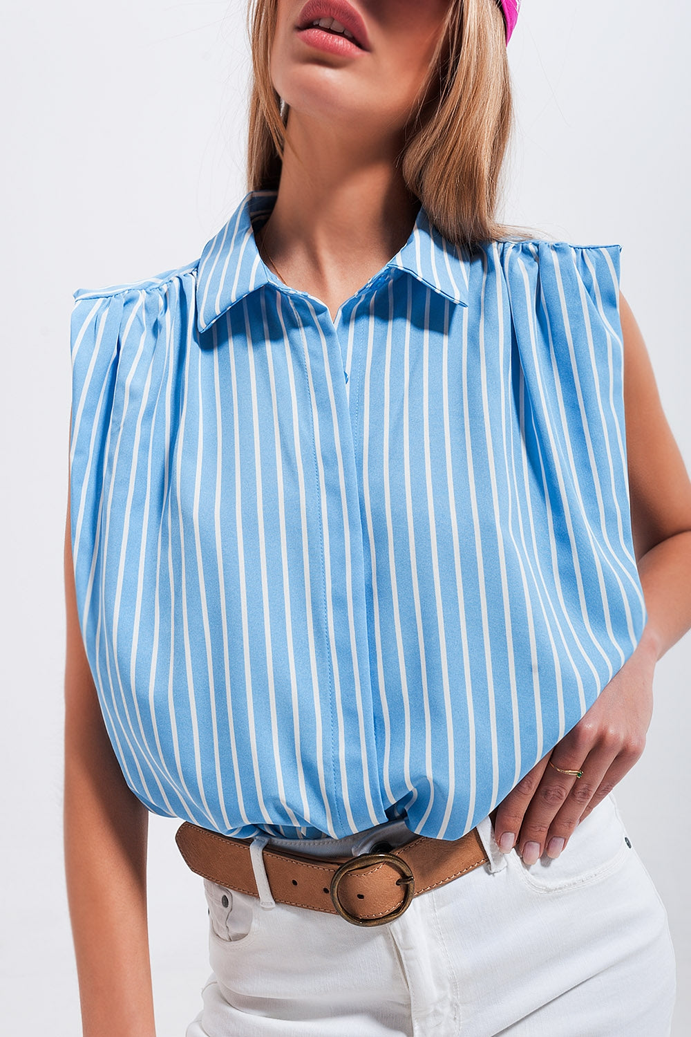 Camicia azzurra senza maniche a righe