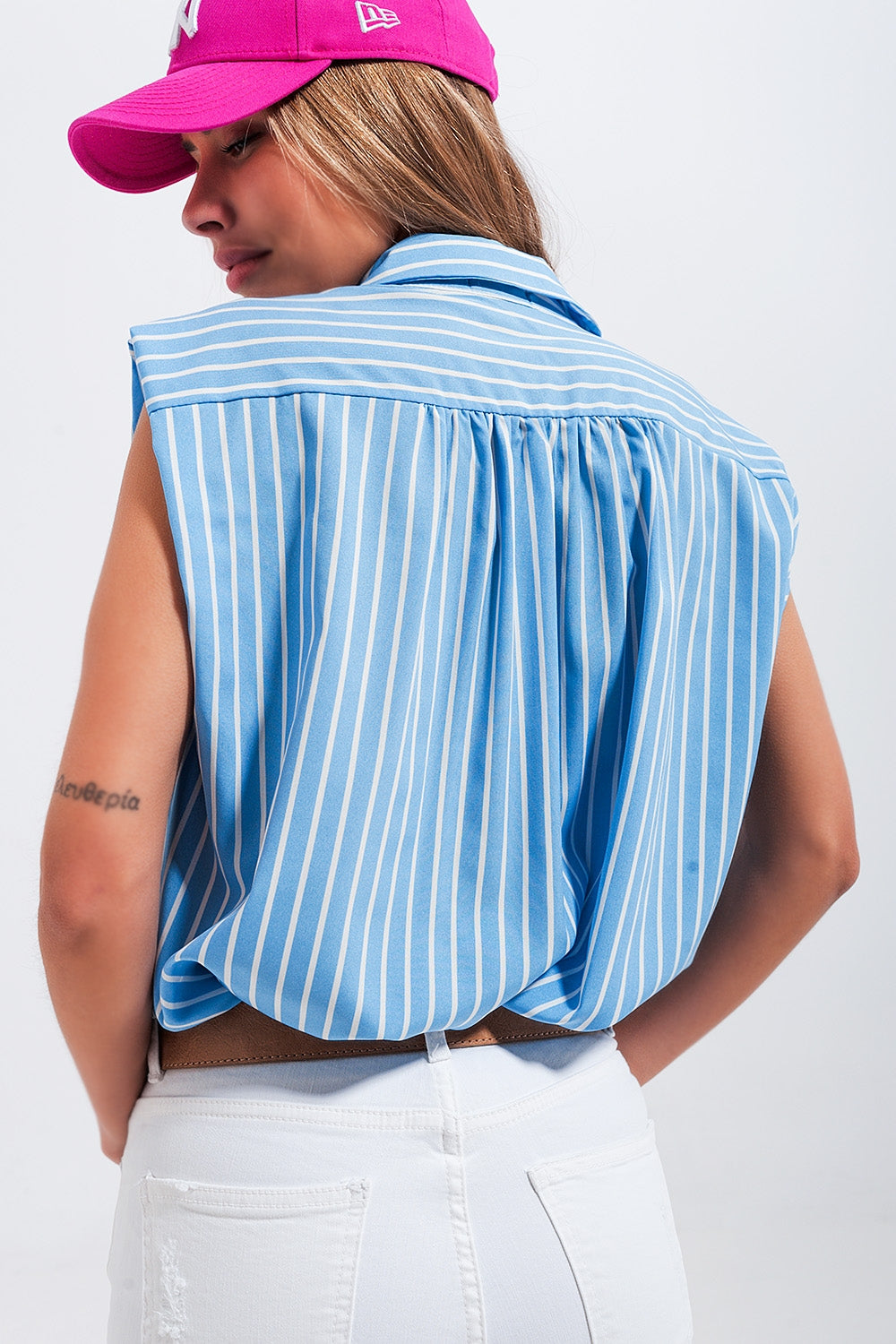 Camicia azzurra senza maniche a righe