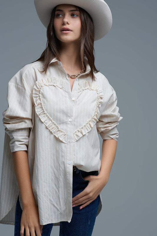 Q2 Camicia beige a righe rilassata con dettaglio cuciture a cuore