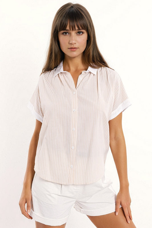 Q2 Camicia beige con maniche corte e righe verticali