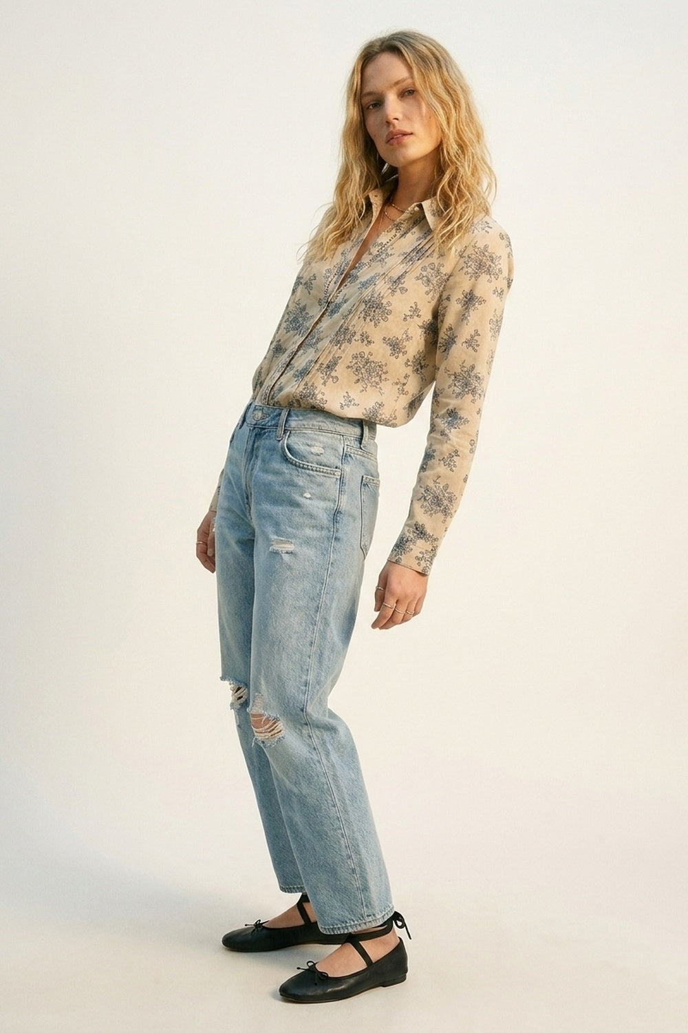 Camicia beige con stampa floreale e dettaglio in crochet