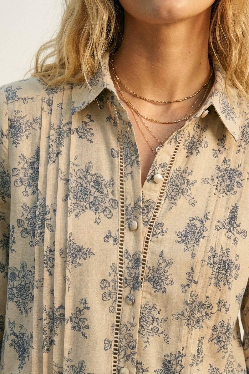 Camicia beige con stampa floreale e dettaglio in crochet