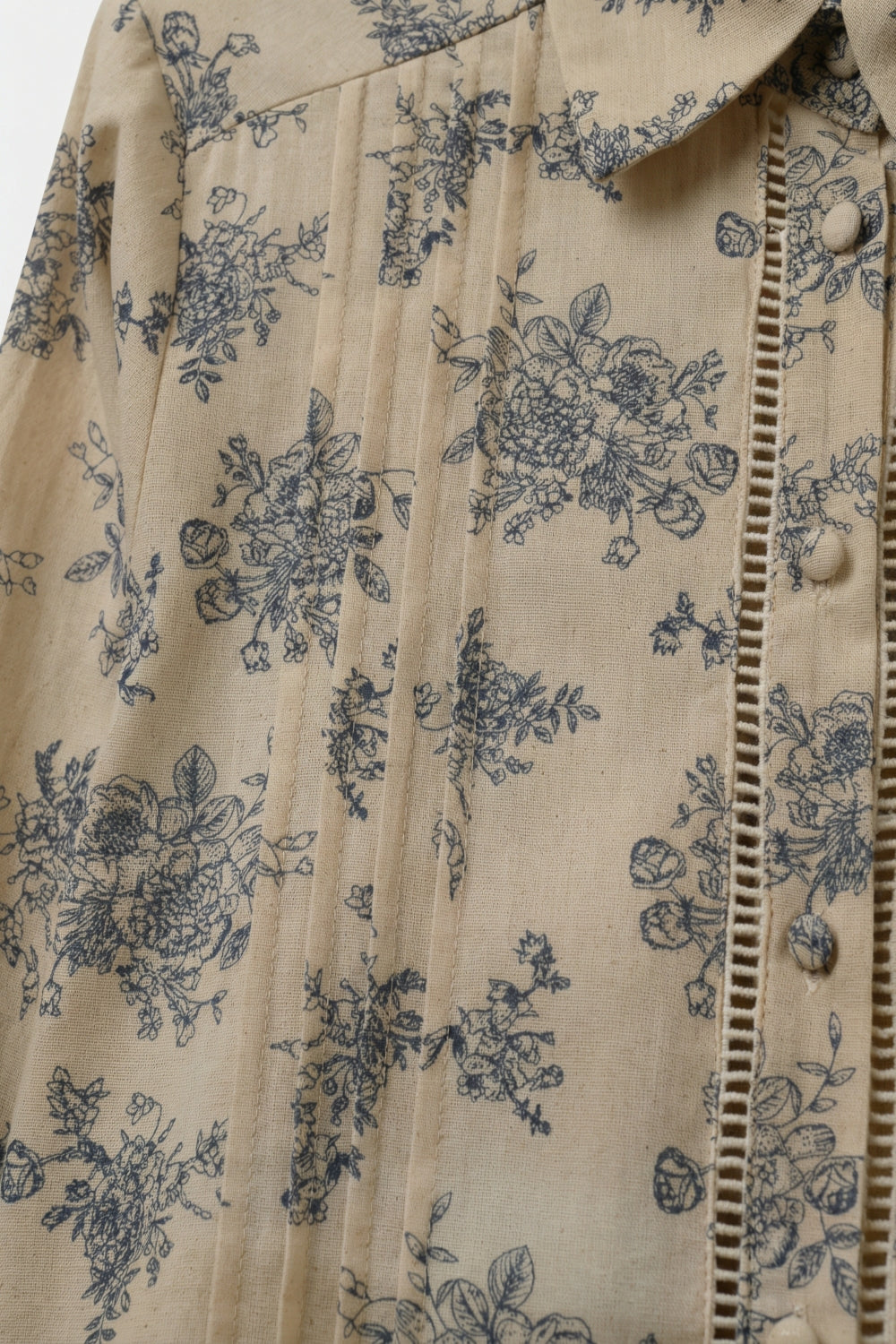 Camicia beige con stampa floreale e dettaglio in crochet