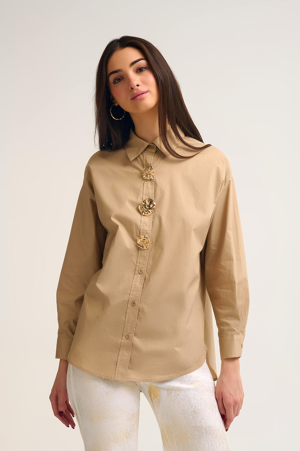 Camicia beige in popeline di cotone rilassato con bottoni dorati decorativi