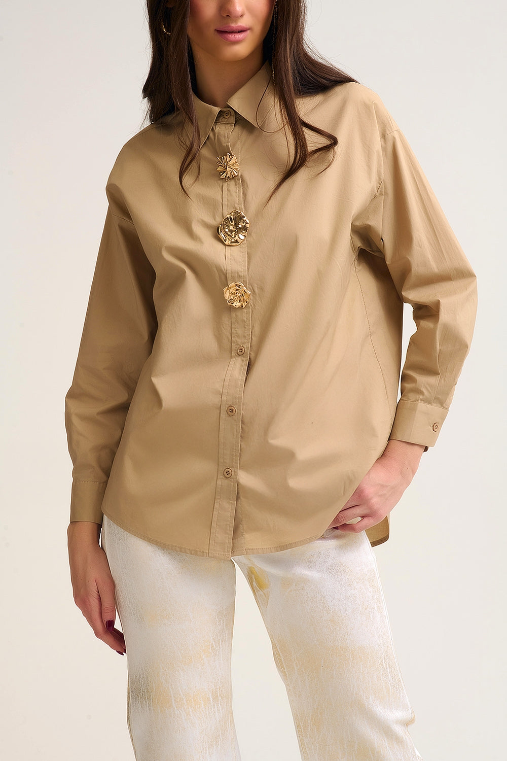 Camicia beige in popeline di cotone rilassato con bottoni dorati decorativi