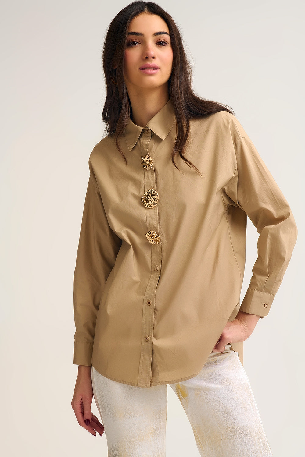 Q2 Camicia beige in popeline di cotone rilassato con bottoni dorati decorativi