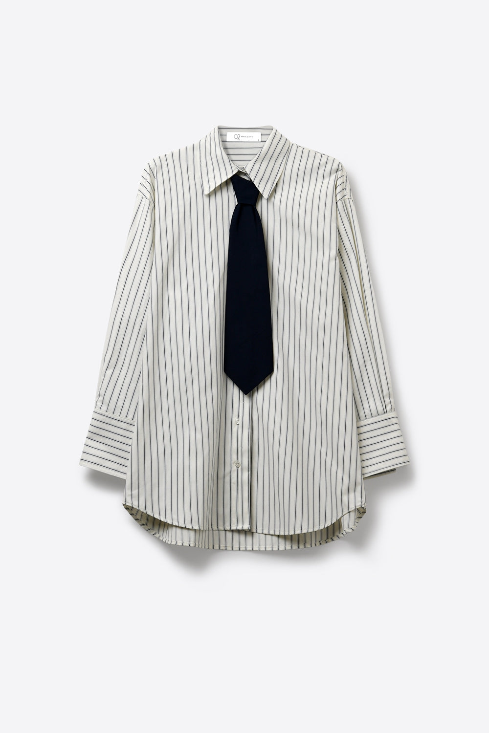 Camicia bianca a righe sottili con dettaglio cravatta