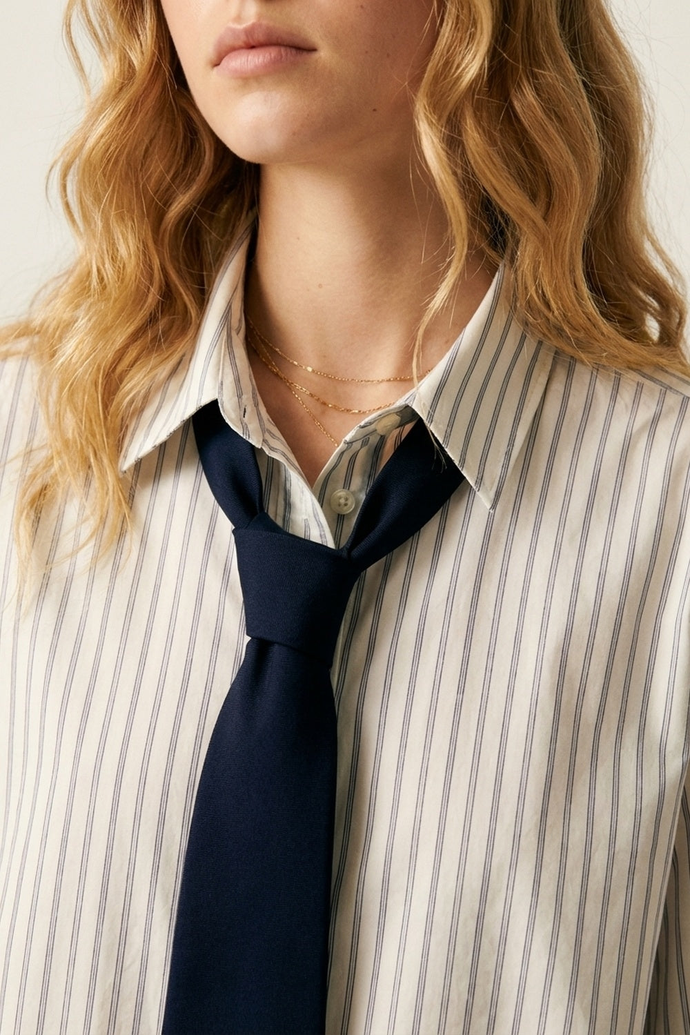 Camicia bianca a righe sottili con dettaglio cravatta