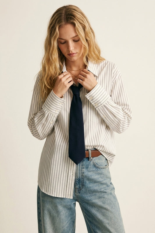 Q2 Camicia bianca a righe sottili con dettaglio cravatta
