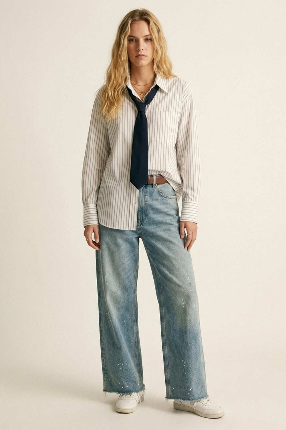 Camicia bianca a righe sottili con dettaglio cravatta