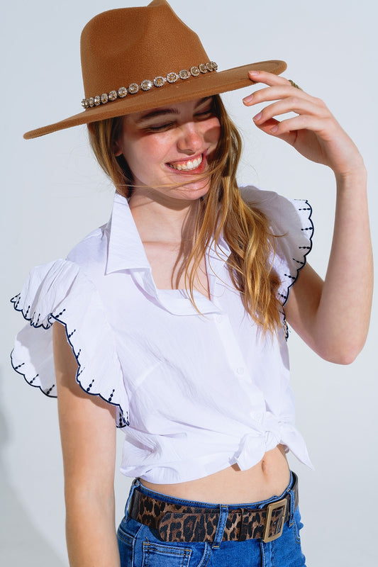 Q2 Camicia bianca button up con colletto a polo e maniche arricciate con rifiniture nere