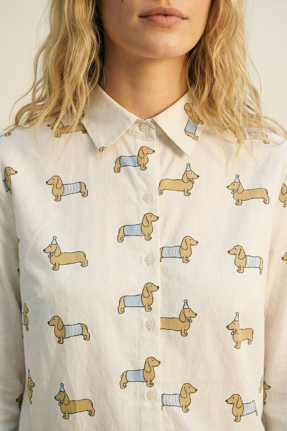 Camicia bianca button-up con stampa di cani giocosi