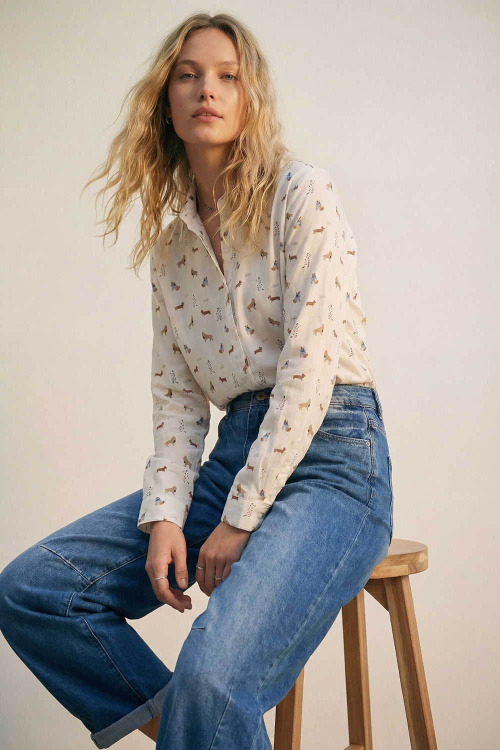 Q2 Camicia bianca button-up con stampa di cani