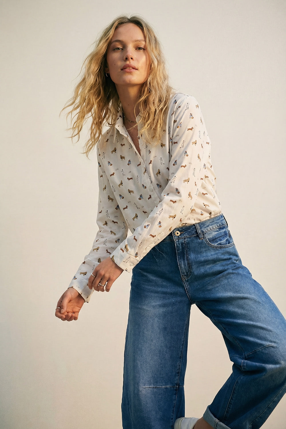 Camicia bianca button-up con stampa di cani